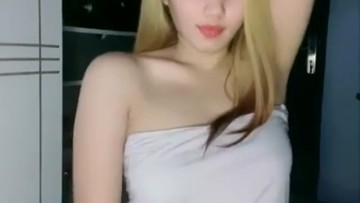 Host Cantik Remas Susu Mulus Lepas Kainnya