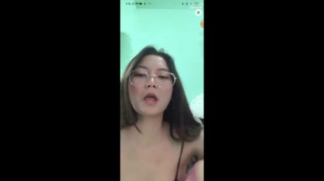 Viral Cici Cantik Telanjang Dada Nenennya di Kenyot Bestie